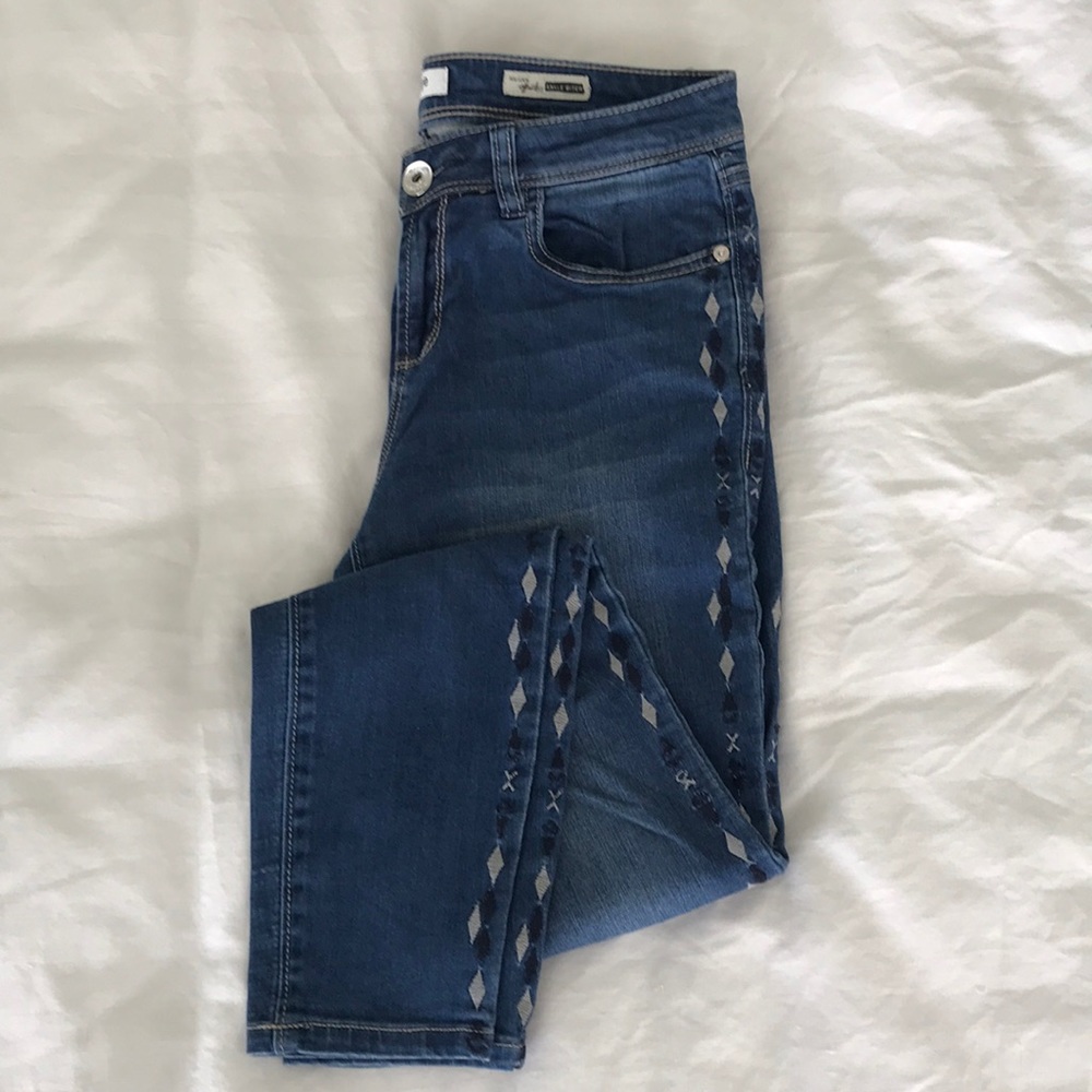 Kensie Skinny Jeans with embroidery detail size 28
